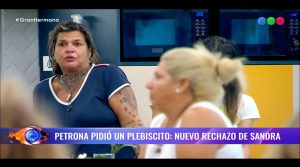 Confrontación abierta y directa por la cocina y una espontánea flotando en el aire de 'Gran Hermano': Todo caldeado entre Petrona y Sandra