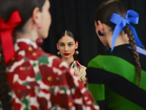 "Trenza colegiala", el peinado que vuelve de la mano de Carolina Herrera