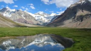 Vacaciones en Mendoza: hacé una caminata por la base del Aconcagua y conoce una laguna de ensueño