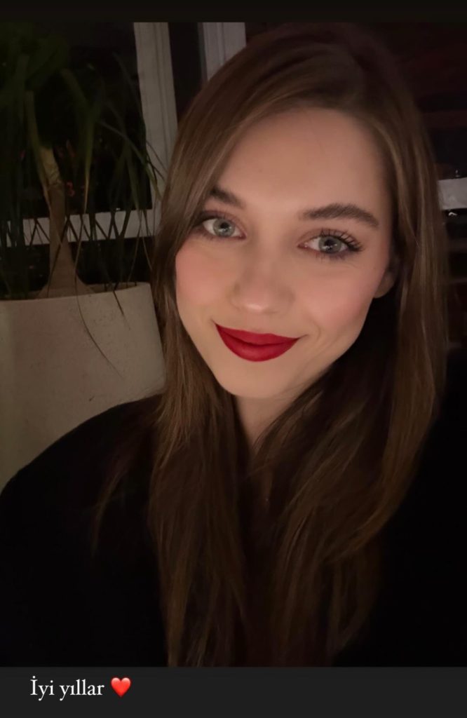‘Amor a Cualquier Precio’ El regalo de Año Nuevo de Afra Saraçoğlu y Mert Ramazan Demir al