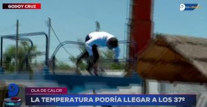 Video: en plena ola de calor el movilero de Noticiero 9 se tiró a la pileta con traje