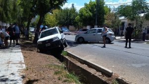 Godoy Cruz: una mujer falleció tras chocar con una camioneta estacionada