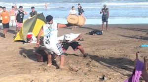 "A los canastazos" : una violenta pelea entre un vendedor de churros y de Chipá sacudió la playa en Villa Gesell