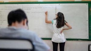 Docentes y celadores: ¿de cuánto es y cuándo pagarán el ítem por útiles e indumentaria?