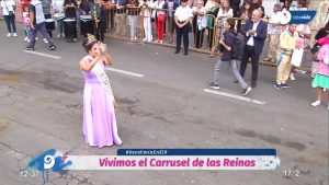 ¿Quién es la reina que se bajó del carro para bailar una cueca?