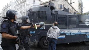 Videos: Graves incidentes y destrozos en la marcha de los jubilados junto a los barras frente al Congreso