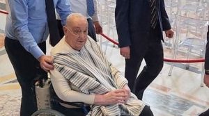 Así está el Papa Francisco después de su internación: sorprendió a fieles en la Plaza de San Pedro