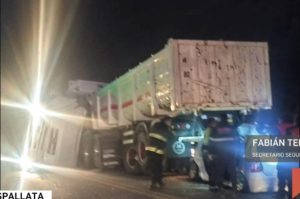 Mendoza: dos muertos en un choque entre camiones y un auto en la Ruta 7