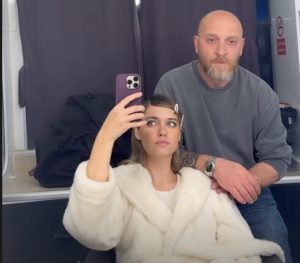 El oído biónico del fandom: Un posteo de Afra Saraçoğlu, la protagonista de Amor a Cualquier Precio, hace crecer la esperanza