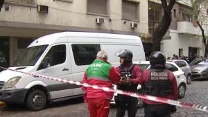 Hallaron a una familia muerta adentro de su departamento en Villa Crespo: el padre tenía un cuchillo en la mano
