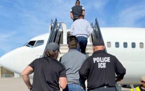 Estados Unidos le paga 1000 dólares a los inmigrantes que se autodeporten