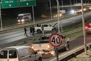 Caos en el Acceso Sur: chocaron un auto y una camioneta en la intersección con Lamadrid