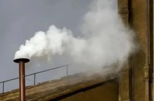 Habemus Papam: salió la fumata blanca de la chimenea en la Capilla Sixtina