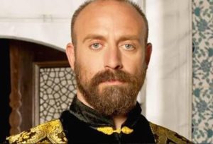 Escándalo en el espectáculo turco: Condenaron a prisión al protagonista de la novela El Sultán