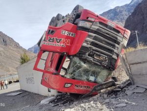 Tremendo vuelco en Alta Montaña: un camión quedó con las ruedas para arriba casi al llegar a Chile