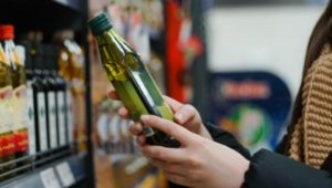 Cuidado con lo que consumís: ANMAT prohibió un aceite mendocino por usar registros truchos