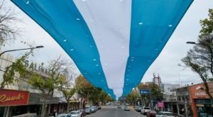 Unión, trabajo y patria: la bandera más grande del país flamea en Mendoza en el marco del 25 de mayo