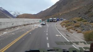 Triple choque en Alta Montaña: Un camión volcó e impactó contra dos vehículos en la Ruta 7 