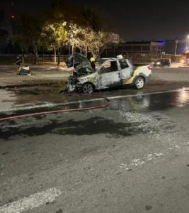 Susto en el Acceso Este: un choque provocó el incendio de una camioneta
