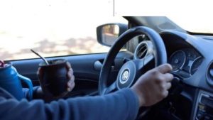 ¿Está prohibido tomar mate en el auto en Mendoza?: de cuánto es la multa si te agarran manejando