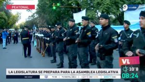 Con mucha presencia policial y militantes: así está la Peatonal a minutos de la Asamblea Legislativa