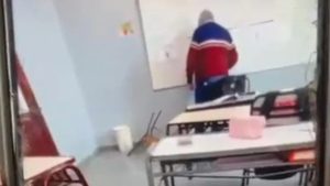 Video: un alumno mendocino le arrojó una silla a su profesor en plena clase y fue suspendido