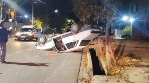 Alcohol al volante: conducía borracho, volcó y se salvó de milagro