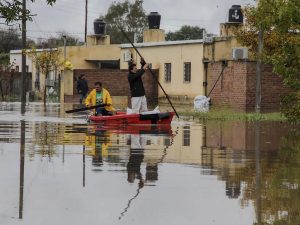 Un muerto y más de 11 mil evacuados por los temporales