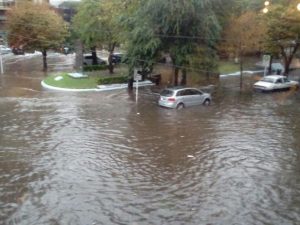 Ahora la lluvia azotó a Mar del Plata y evacuaron a 100 personas