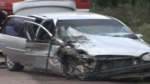 Por esquivar un perro dos autos chocaron de frente en la Ruta 40