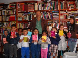 La increíble historia del hombre que recicla libros de la basura