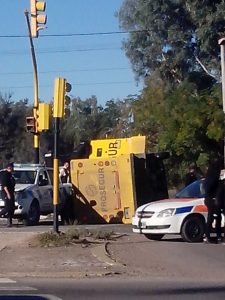 Volcó un camión de caudales en la rotonda de la IV Brigada Aérea