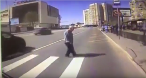 Impactante video:  un trolebus atropella a un anciano en Rusia