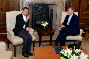 Macri acordó vender vinos con el dueño de la web china Alibaba