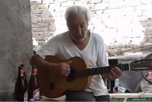 El abuelo fanático le dedicó una canción del Tomba a sus nietos