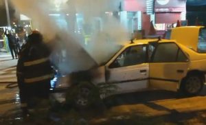 Se incendió un auto en pleno centro y provocó caos vehicular