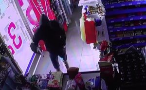 Mirá la impunidad con la que roban en dos supermercados