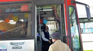 Un chofer cumplió años y decoró su colectivo para festejarlo