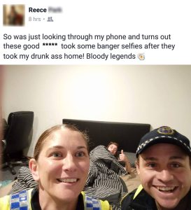 Policías se tomaron una selfie con un joven ebrio que acompañaron a su casa