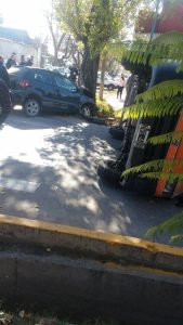 Accidente en Godoy Cruz termina con el vuelco de una traffic