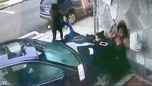 Una heróica mujer salvó a un niño de ser aplastado por un auto