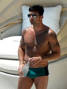 Para el infarto: Ricky Martin toma sol en sunga en España