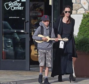 La hija de Angelina Jolie y Brad Pitt se cambiaría de sexo