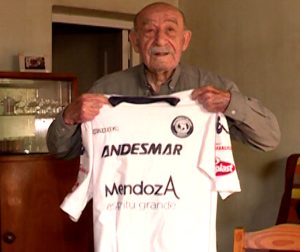 Quién es el abuelo hincha de La Lepra que enterneció a todo el país