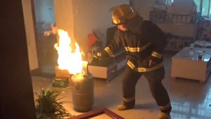 Mirá cómo un bombero evita una explosión