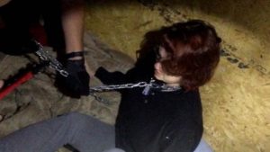 Escalofriante video: la hallaron encadenada en un contenedor