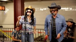 VIDEO: Miley Cyrus sorprendió a todos con un show en el subte
