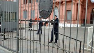 Un auto chocó contra el frente de la Casa Rosada