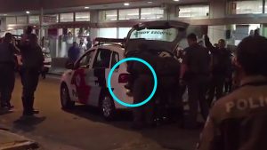 Video: tres policías esconden un cadáver en el patrullero