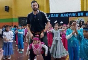 Profesor ayuda a su alumna con discapacidad a bailar y se vuelve viral